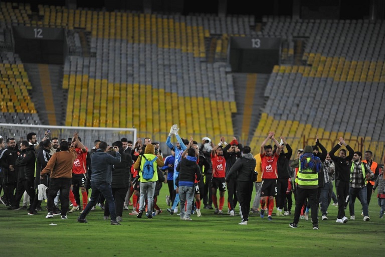 الأهلي يصالح جماهيره فى برج العرب بعد الفوز على المصري