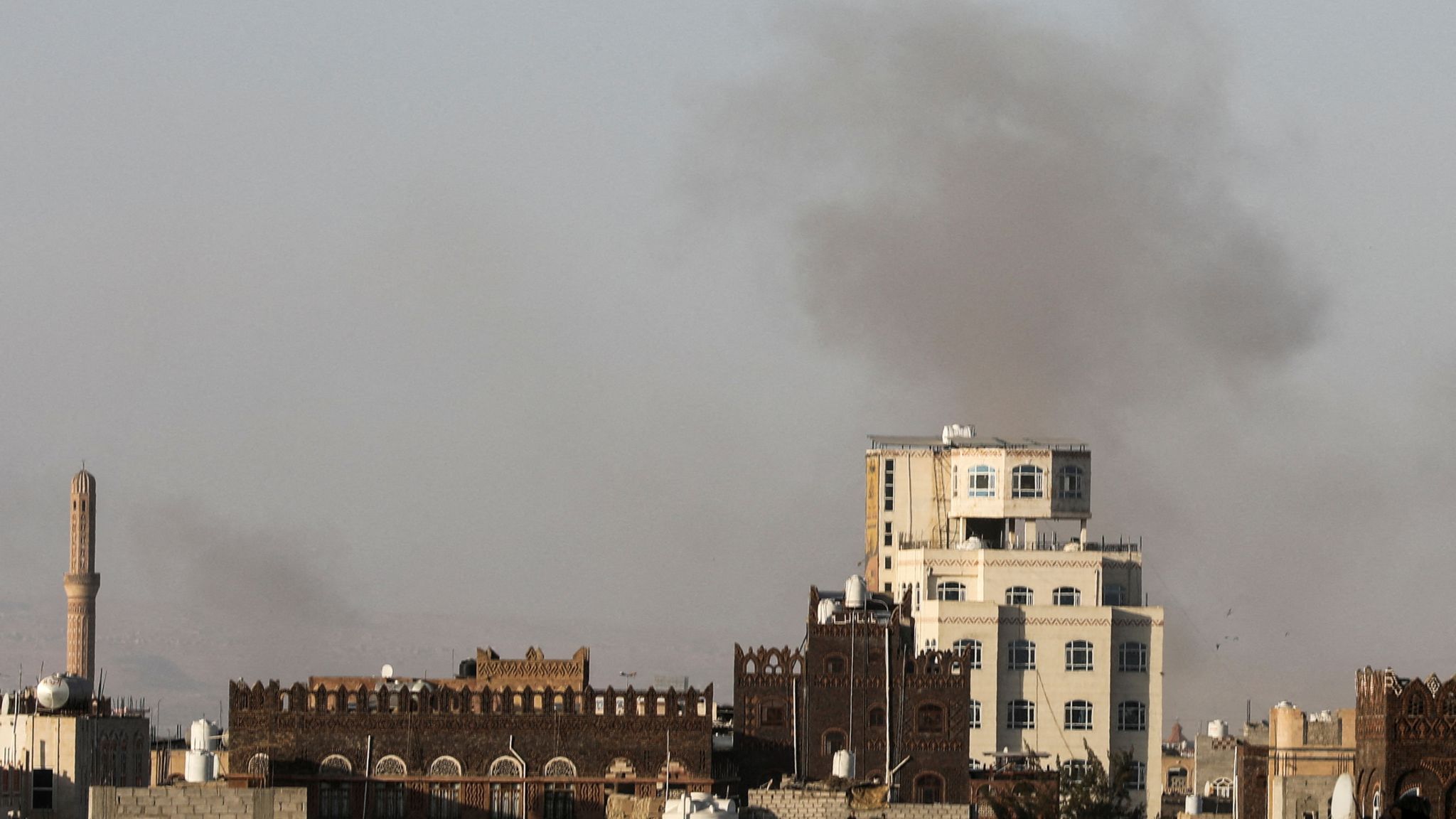 رئيس منظمة الصحة العالمية يشهد هجوم إسرائيل على مطار صنعاء باليمن.. إصابة أحد أفراد طائرته