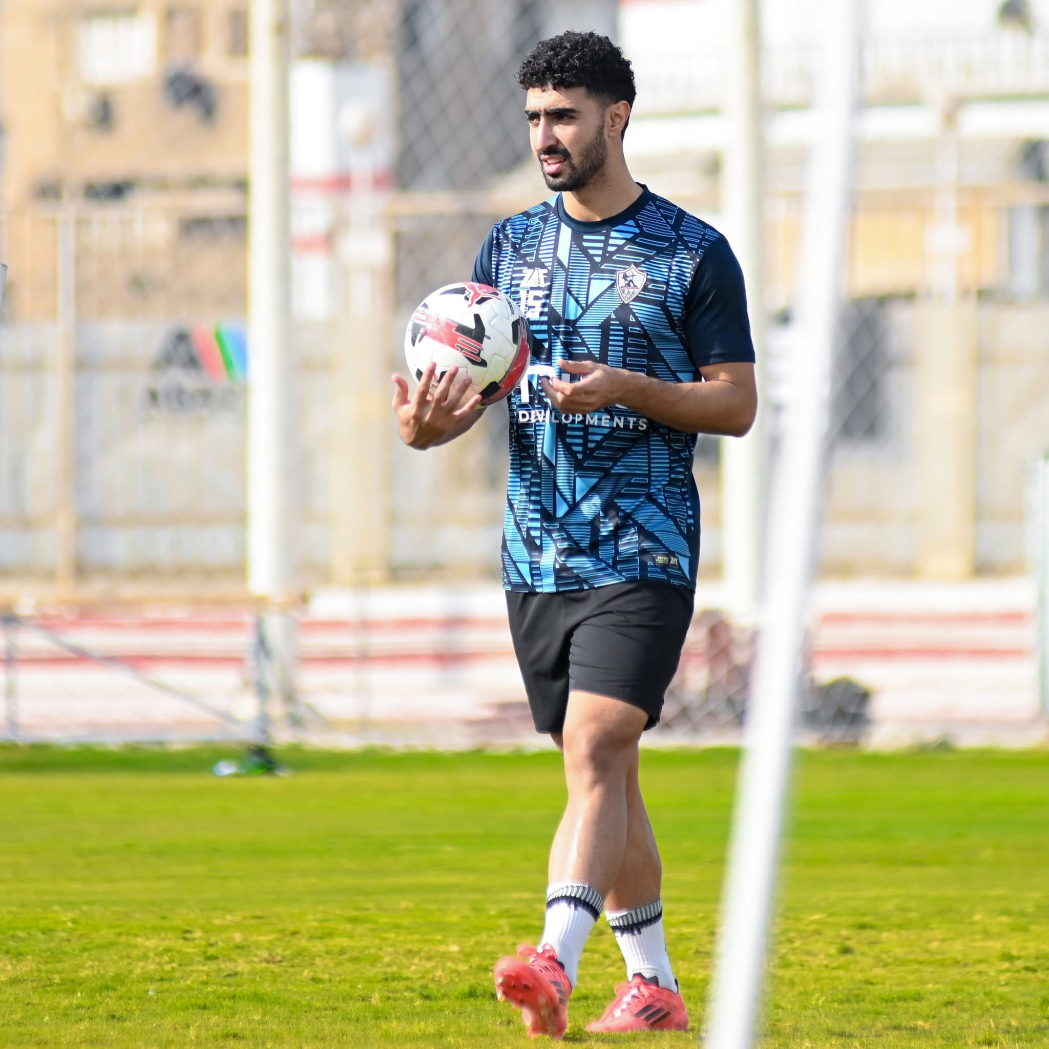 خالد الغندور: زياد كمال ينقطع عن تدريبات الزمالك بسبب أزمة قطع إعارته وتهديد عبد الواحد السيد